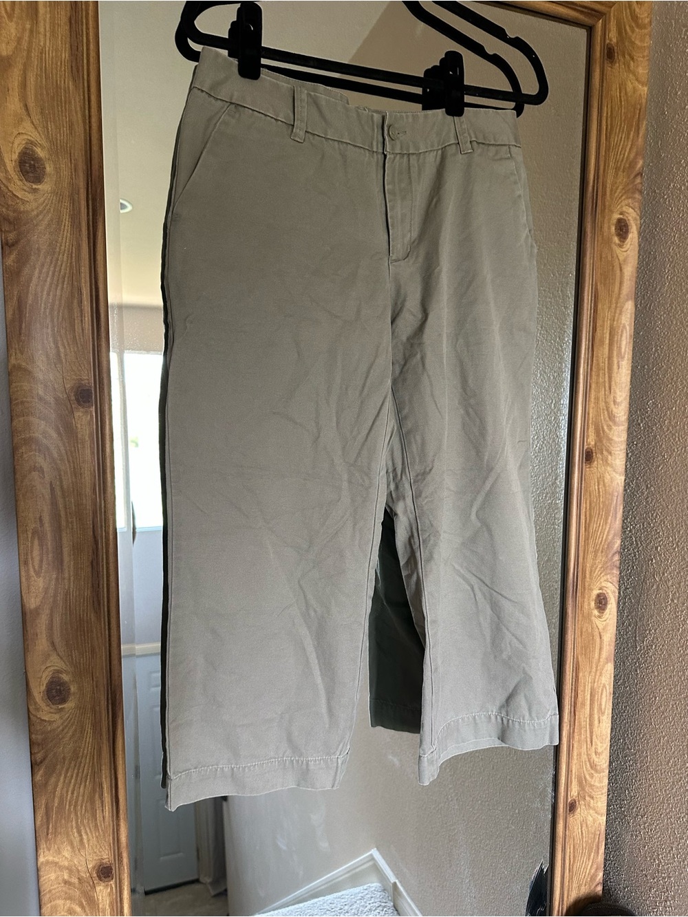 GAP Women's Khaki Capris